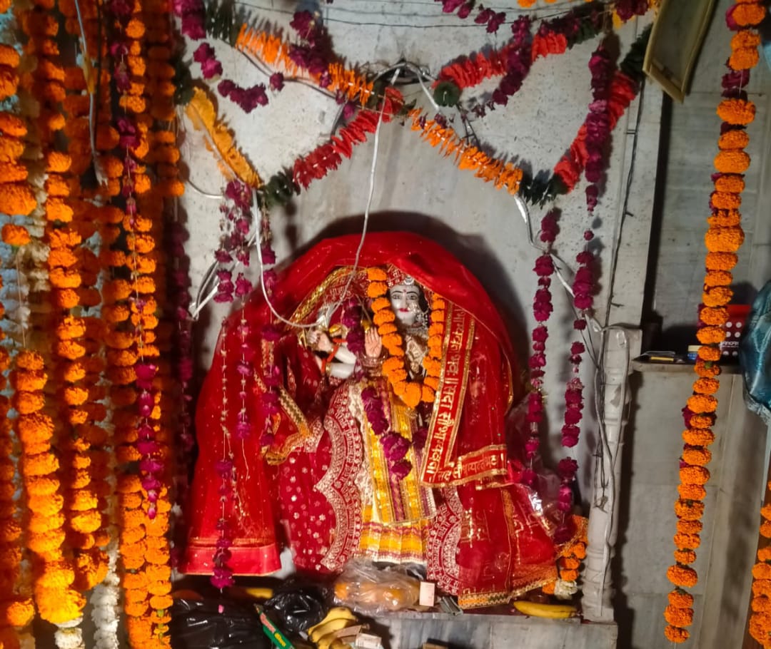 पुखरायां  के मानसिला मंदिर सहित क्षेत्र के कई मंदिरों में माता का श्रंगार